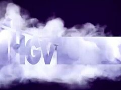 핫 커플 줄리아와 알렉스 버스 란제리에서 섹시한 휴일 트릿 즐기기