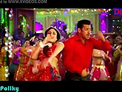 Kareena stuns with hottest navel display in steamy showcase.