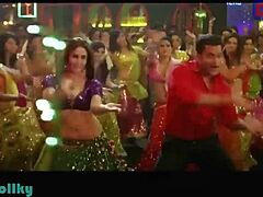 Kareena's hottest navel show with big tits