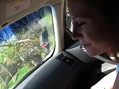 Mira a Talia Palmer mamando polla por gloryhole con facial