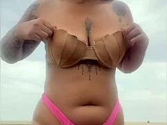 pedi pra ele por o pau pra fora da bermuda pra ver se esta duro mesmo