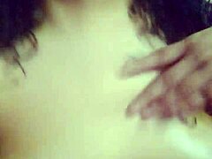 أعرض كسي وألمسها بمتعة كبيرة مليانة شهوة مجنونة للجلوس على الزب!