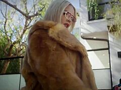 Alexis Texas gjør het striptease på bil