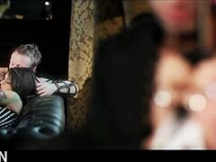 Senzualni FMM trio sa elegantnom brineta MILF u donjem vešu