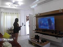 Wow! Hot Wife Thay Ksada Flashes Delivery Man After Shower!
