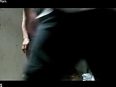 ダニ・フィットネスがキッチンで超セクシー、スペルミスごめん