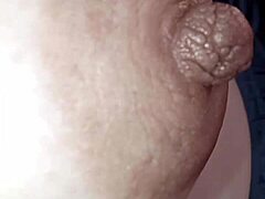 the capezzolo in primo piano is shown in close-up on the piano with focus on nipple