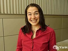 Linda Lilith se masturba en el baño