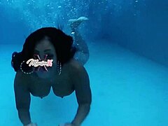 Milf Maxine ile yasak oturum