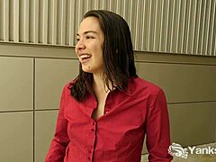 Linda Lilith se masturba en el baño