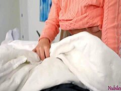 Sarışın 18+ Genç Kız Islak Amını Sıcak Tutmak İçin Sikiyor