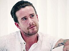 لعبة جميلة صغيرة تتحرش وتلعب بالقضيب