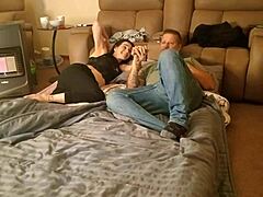 Bigjoefuckalot azgın üvey kız kardeşi yalıyor ve sürüyör hızlı sikişte inleyerek ve yüzüne boşalmayla 😏