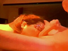 従順な痴女のLuliがチンポを咥えて絶叫