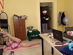 레지나 느와르와 사무실에서 감정적인 요가 타임