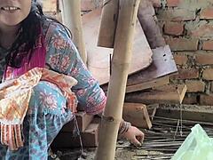 نساء يمارسن الجنس في العمل مع مقاول لكسب إضافي