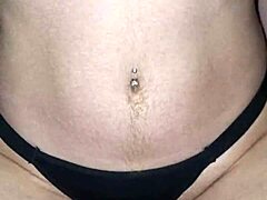 สาวน้อย 18+ สกปรกนั่งน้ำแตกบนควยของชายแก่ในฉากคัคโค้ลด์สายตา