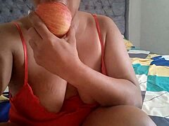 Mi hijastra toca su coño apretado mientras come manzana.
