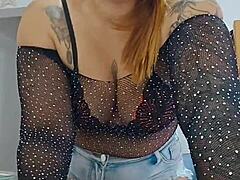 fazendo live com shorts socado no cu