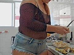 fazendo live com shorts socado no cu