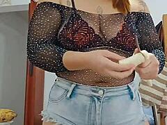 fazendo live com shorts socado no cu