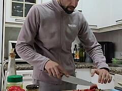 cocino tortilla, me pajeo y corro sobre comida?