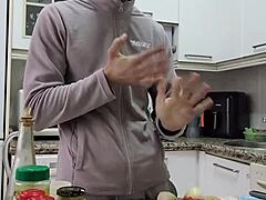 cocino tortilla, me pajeo y corro sobre comida?