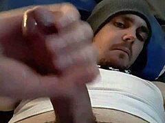 הרוקי לוי לאסט מקנטר באוננות סולו חמה