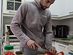 cocino tortilla, me pajeo y corro sobre comida?