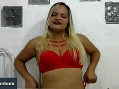 Paty Bumbum responde perguntas safadas ao ar livre