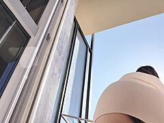 Gostosa Se Exibe na Varanda Sem Calcinha!