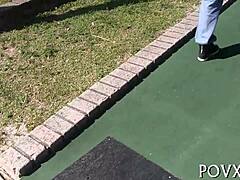 Tek punoletna tinejdžerka u POV sceni pušenja