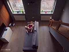 Цимер ме ухватио да се мастурбирам и настављам док он гледа?