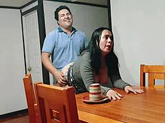 Чуках мащехата си на бюрото