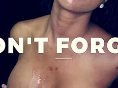 Милая миниатюрная брюнетка заглатывает и слюнявит минеты в gloryhole