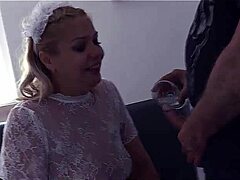 Vicky als Sekretärin trifft Kunde und sie ficken ohne Kondom