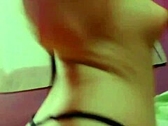 Me gusta cabalgar mi almohada, masturbarme y meterme mi dildo en el culo!