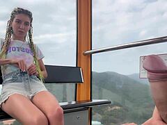 Tjej runkar enorm kuk och sväljer sperma på offentligt pariserhjul