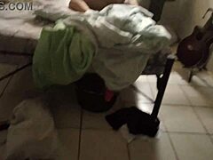 Espiando a mi madrastra en su habitación 😏