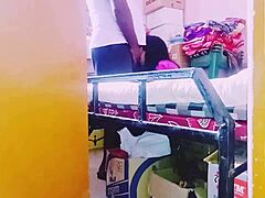 Деси домохозяйка трахается с продавцом грязно болтая на телугу