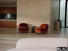 예쁜 인플루언서 지아나가 헬스장에서 BBC 깊숙이 삼키고 털보지 크림파이