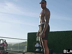 예쁜 인플루언서 지아나가 헬스장에서 BBC 깊숙이 삼키고 털보지 크림파이