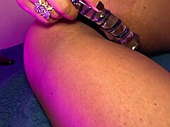 Peitinho bicudo jorrando leite enquanto putinha masturbates with toys. She takes anal fingering and blowjob action.