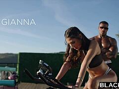 예쁜 인플루언서 지아나가 헬스장에서 BBC 깊숙이 삼키고 털보지 크림파이