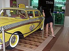 Minha namorada perdeu aposta e se masturbou dentro do restaurante e depois ficou pelada na rua