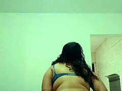 Gostosa dancing funk putaria showing her tasty peitinhos for the camera - so hot and sexy!