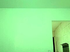 Gostosa dancing funk putaria showing her tasty peitinhos for the camera - so hot and sexy!