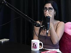 Morena Safada Mostra Os Lindos Peitos E A Buceta Depois De Falar Que Queria Transar Mas Os Homens Não Chegavam E Brindaram Aos Hates