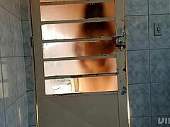 fascinante atrás da porta rebolei