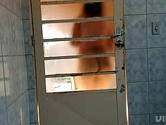 fascinante atrás da porta rebolei